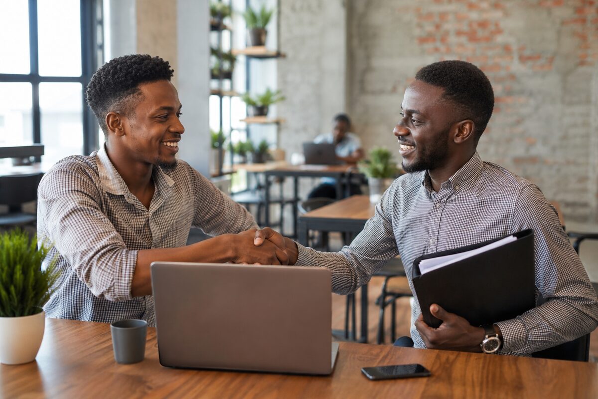 Travail sur ordinateur portable pour la gestion d'entreprise